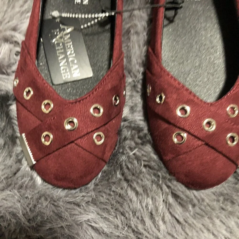 American Exchange Women's Burgundy Faux Suede Flats Eyelet Accents Size 5.5 NWT - Picture 2 of 5